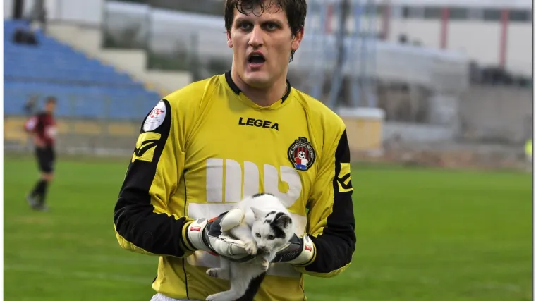 Golman zbog mačke dobio žuti karton