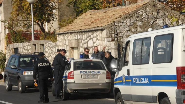 U podrumu se raznio ručnom bombom