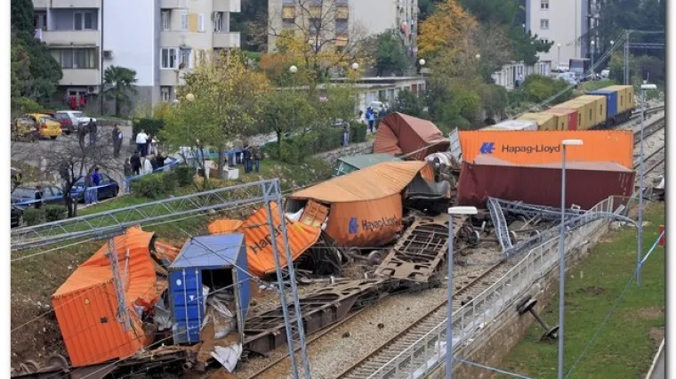Uklonili skr&scaron;ene vagone i otvorili prugu