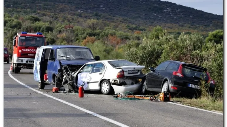 Dvoje mrtvih u sudaru kod Pirovca