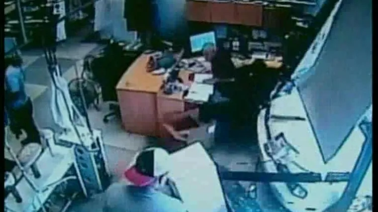 Tri puta mu automobilom razvalili čistionicu