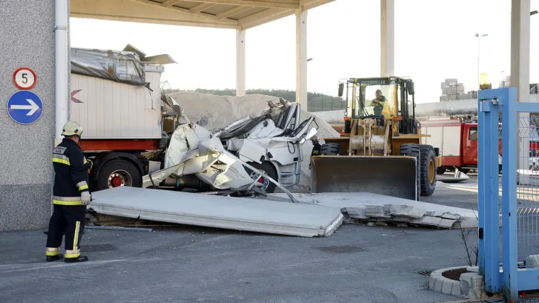 U kamionu ga zdrobio betonski blok