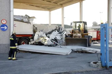 U kamionu ga zdrobio betonski blok