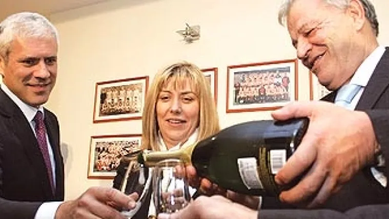 Tadić će ča&scaron;u pjenu&scaron;ca platiti 400 eura