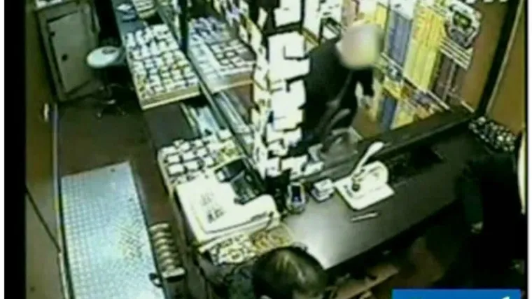 Policajci opljačkali trgovinu