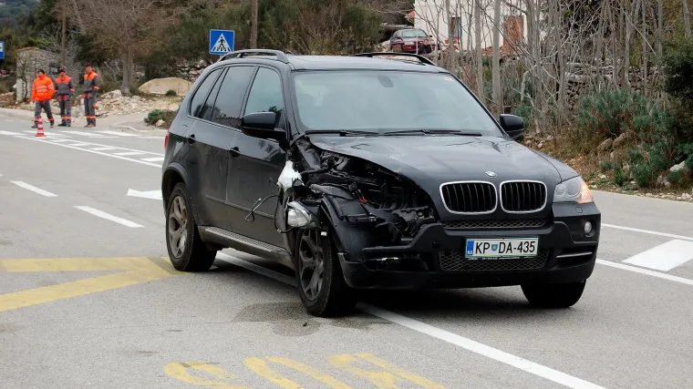 Istrčala iza autobusa pa je zgazio BMW