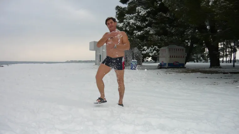 'Porečki Putin' se unatoč snijegu kupao u moru!