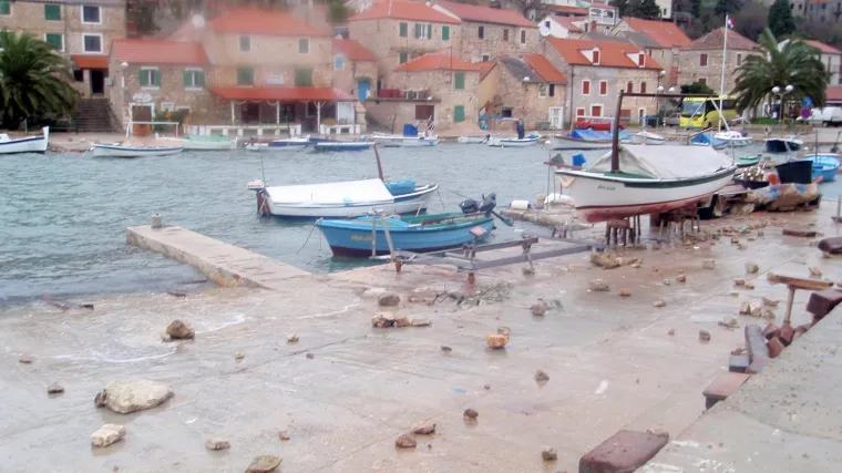 &Scaron;oltu zapljusnuli 7-metarski valovi!