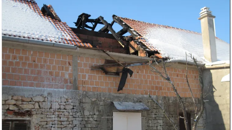 Spasio staricu iz zapaljene kuće