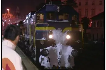 Vlak iz snijega spasila stara lokomotiva