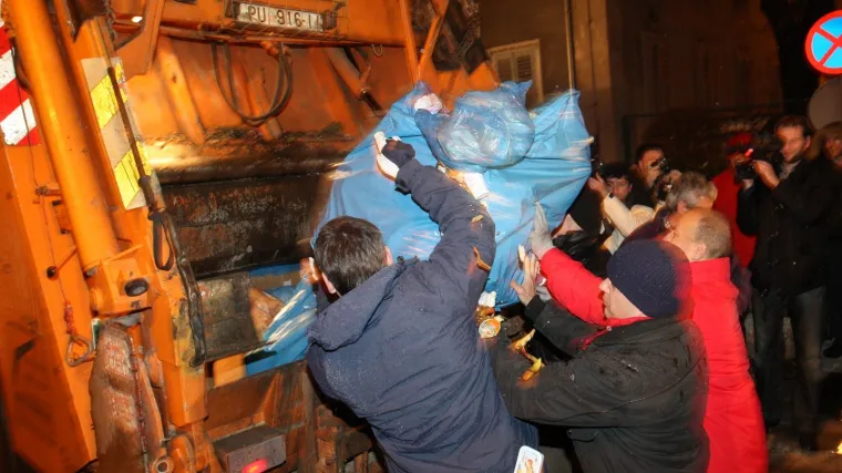 Gradonačelnik umjesto &scaron;trajka&scaron;a odvozio kontejnere