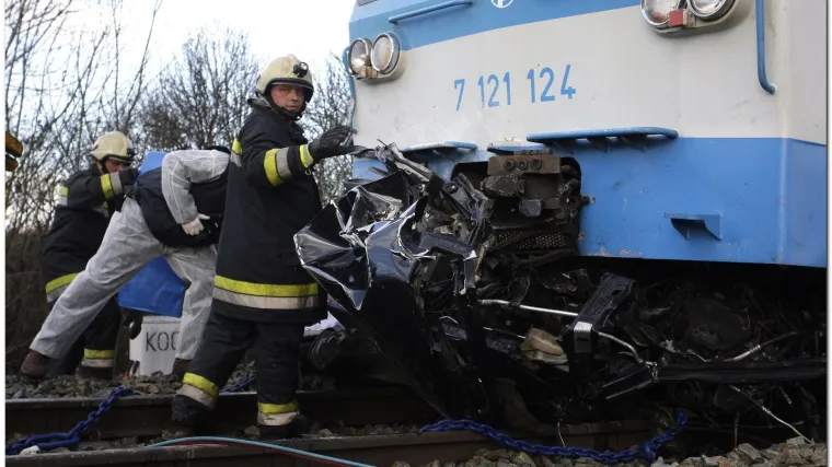 Zaobišli rampu pa ih zgazio vlak