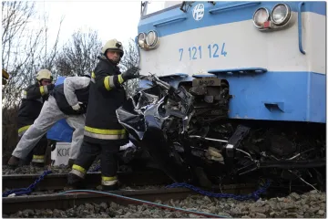 Zaobišli rampu pa ih zgazio vlak