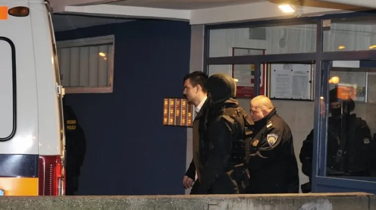 Bacao stvari kroz prozor i htio se ubiti