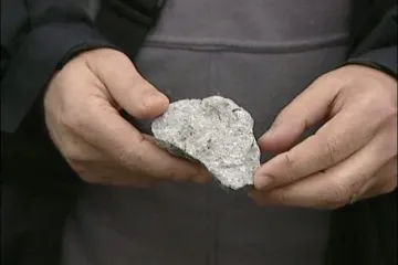 Mala Kapela: Komad betona pao na auto