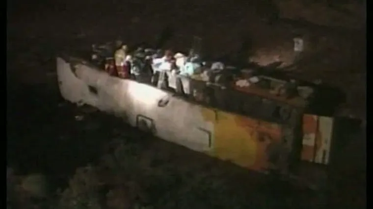 Automobil i bus pali u provaliju