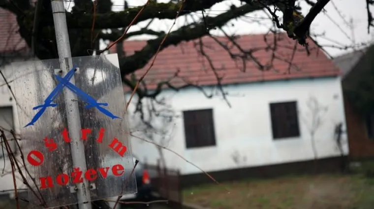 Na kućnom pragu ubio ženu