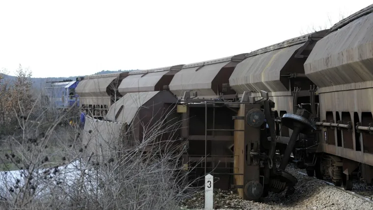 U Lici iskočio teretni vagon pun gnojiva