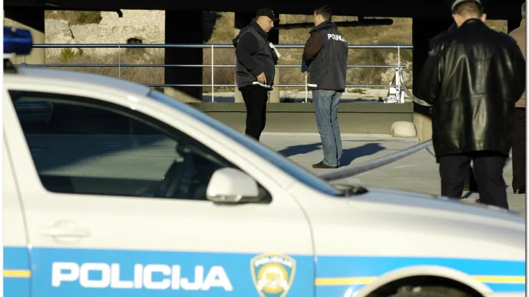 Premlatio oca pa htio zgaziti policajce