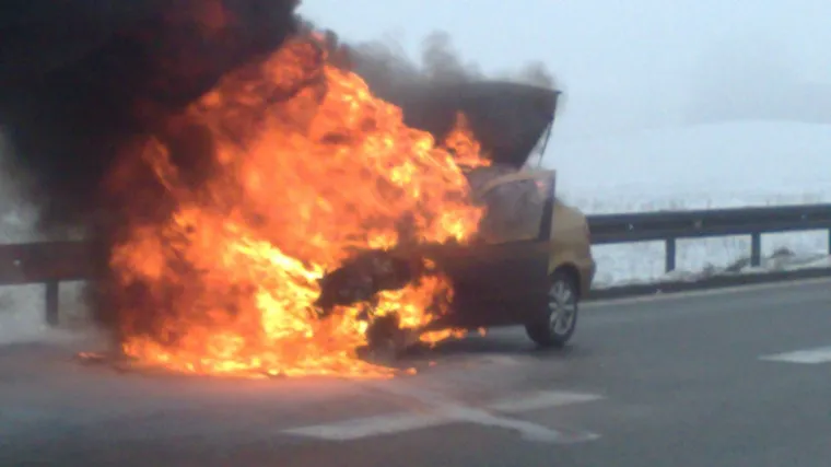 Na autoputu vatra progutala auto
