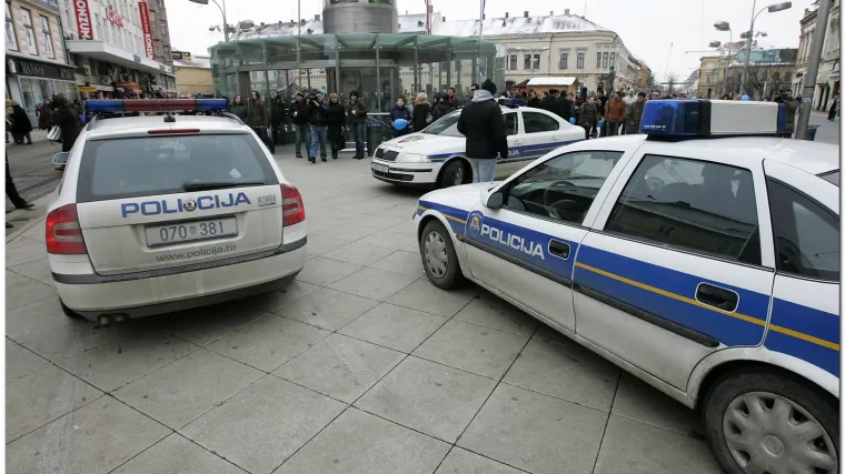 Ubio prijateljicu pa nastavio piti