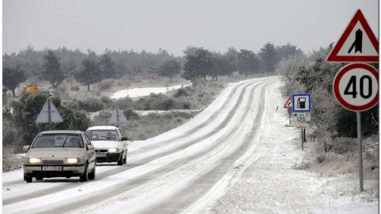 Snijeg i dalje otežava promet u Dalmaciji