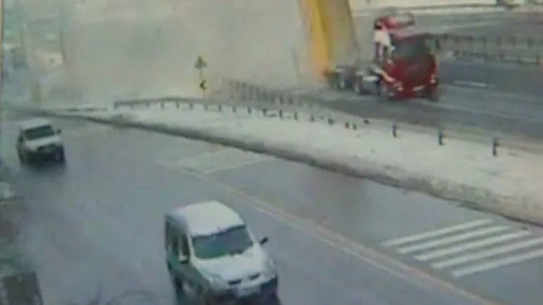 Kamionom razvalio pje&scaron;ački nadvožnjak