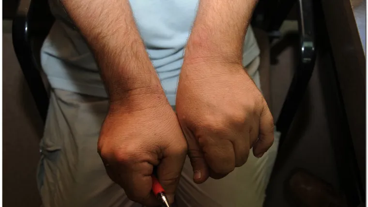 U sudnici se htio izrezati kemijskom