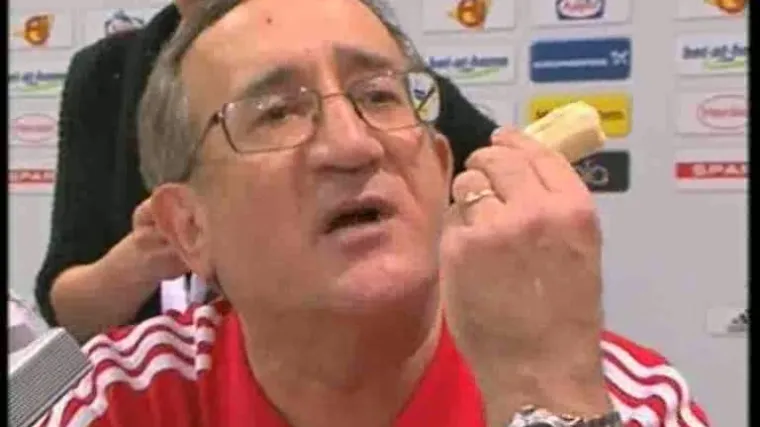 Červar jeo bananu i vikao na novinare