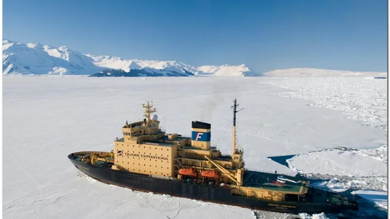 Led okovao trajekt sa 850 putnika