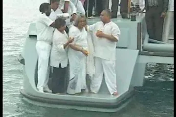 Gandhijev pepeo prosut u more