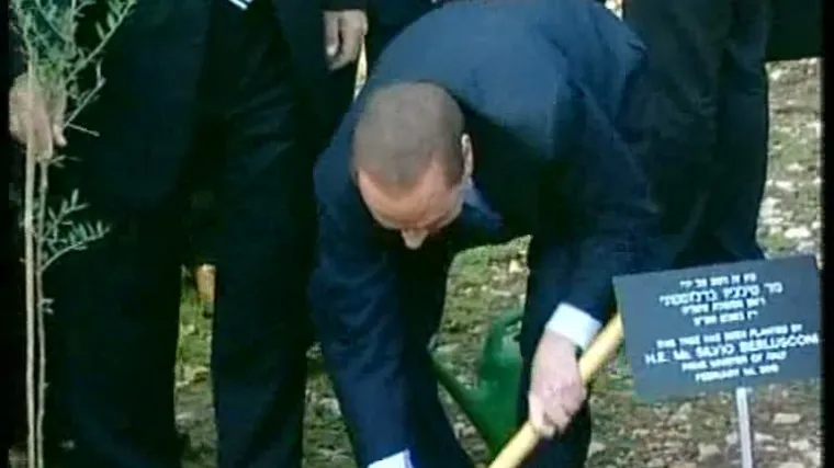 Berlusconi uzeo motiku u ruke