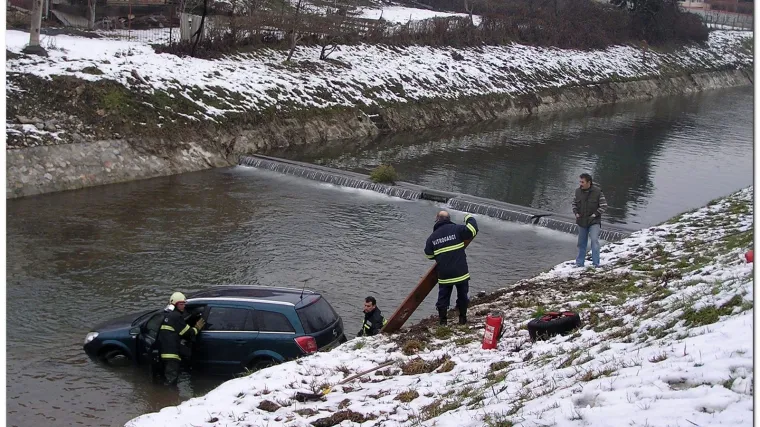 Auto s dvoje djece sletio u rijeku