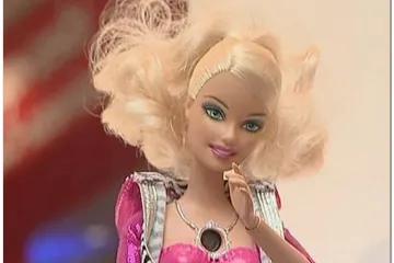 Barbie s kamerom u dekolteu