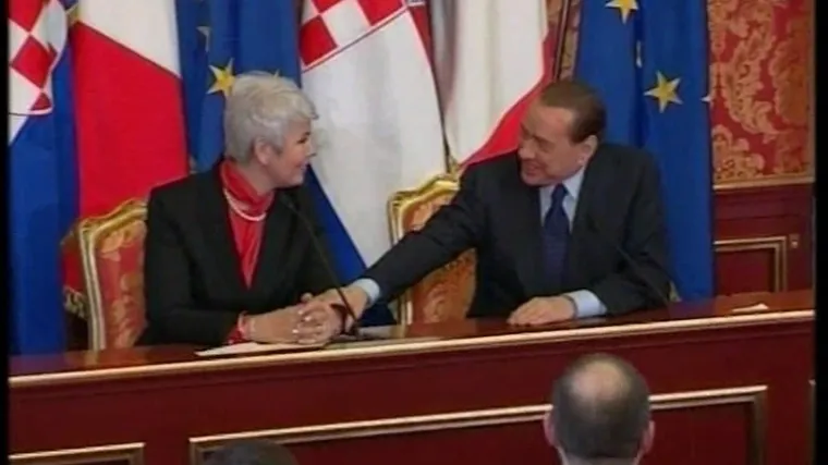 Berlusconi držao Kosor za ruku