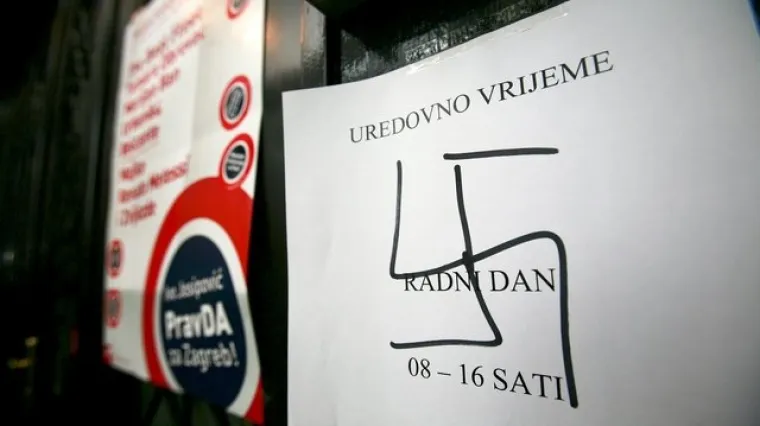 Kukasti križevi na ulazu u SDP