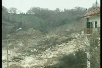 Smak svijeta: Otplovilo cijelo brdo s gradom!