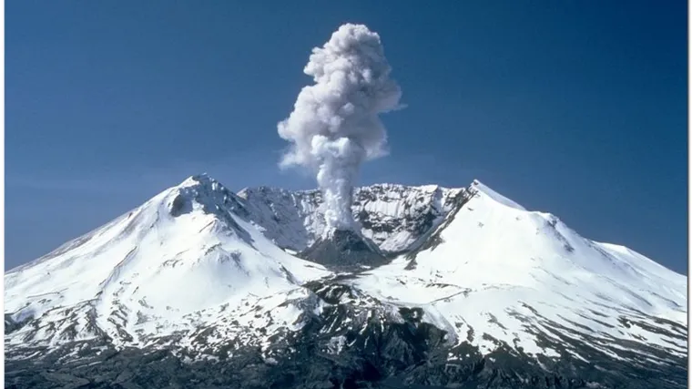 Planinar upao u krater vulkana