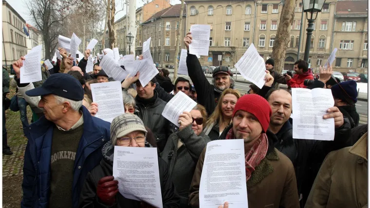 Kako je izgledao živi zid za Var&scaron;avsku