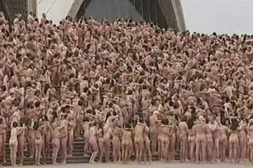 Skinuli se goli pred Operom u Sydneyju i grlili se