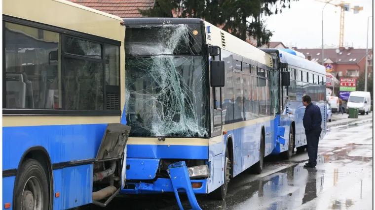 Tri autobusa se sudarila u Remetincu