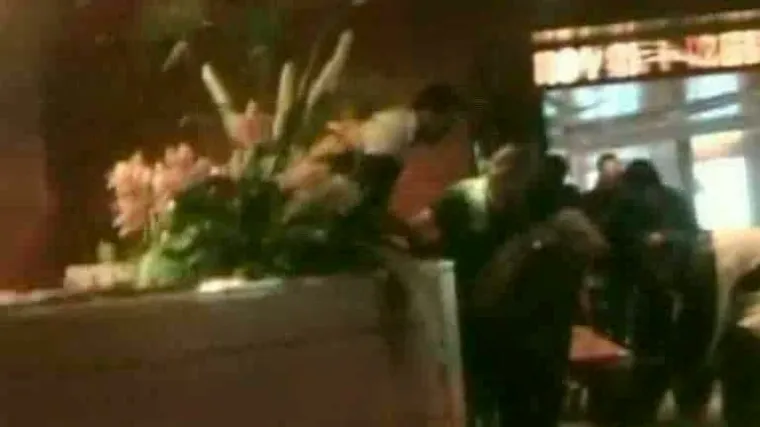 Snimka golemih valova i panike na kruzeru