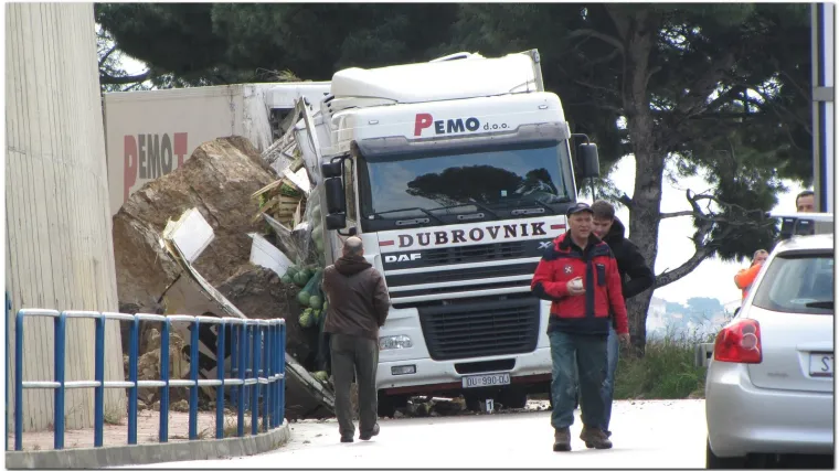 Ogromna stijena pala i na kamion