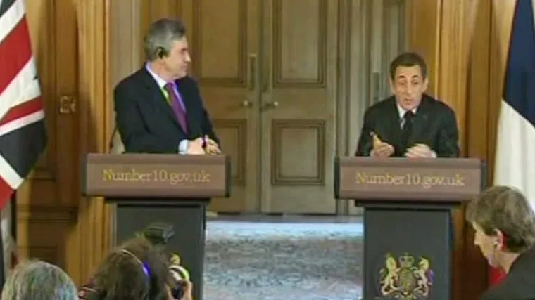 Nervozni Sarkozy progovorio o varanju Carle