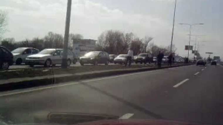 Auto planuo nasred ceste i usred vožnje