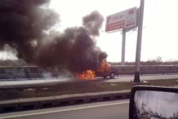 Auto planuo nasred ceste i usred vožnje