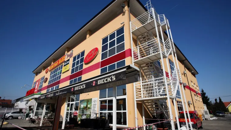 Pred noćnim klubom noževima izboli redare