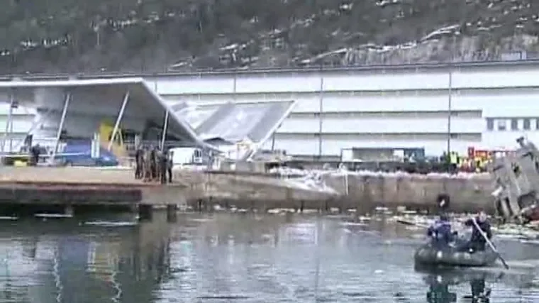 Vlak udario u zgradu, srušio je pa upao u more