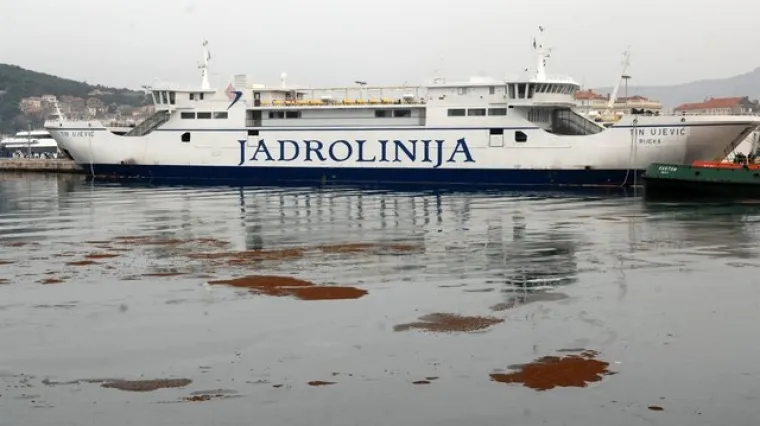 Naftna mrlja i na Bačvicama