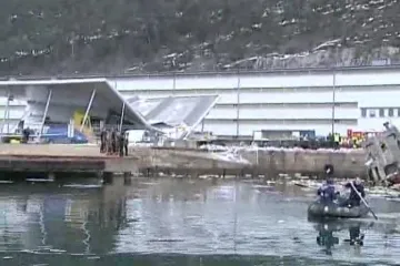 Vlak udario u zgradu, srušio je pa upao u more